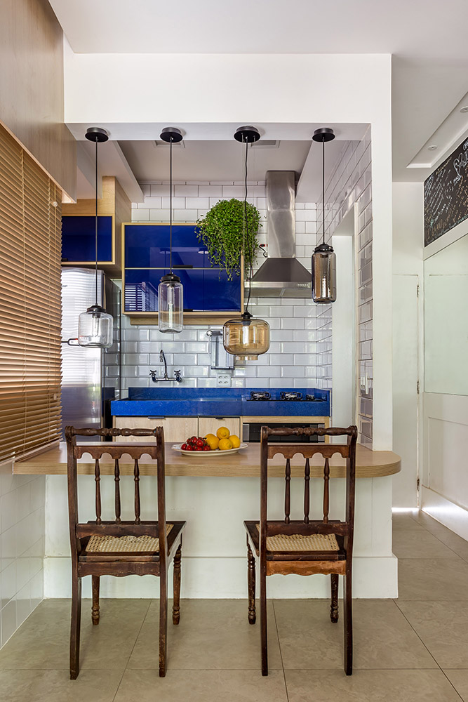 Apartamento tipo loft no Leblon assinado pelos arquitetos Richard de Mattos e Maria Clara de Carvalho da PÍLULA ARQUITETURA _ foto 2-bancada-cadeira-cozinha-pequena Cozinha pequena com bancada