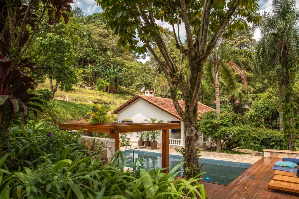 13-retrofit-em-duas-casas-de-familia-recupera-estilo-colonial-das-construcoes Casa e piscina em meio à natureza