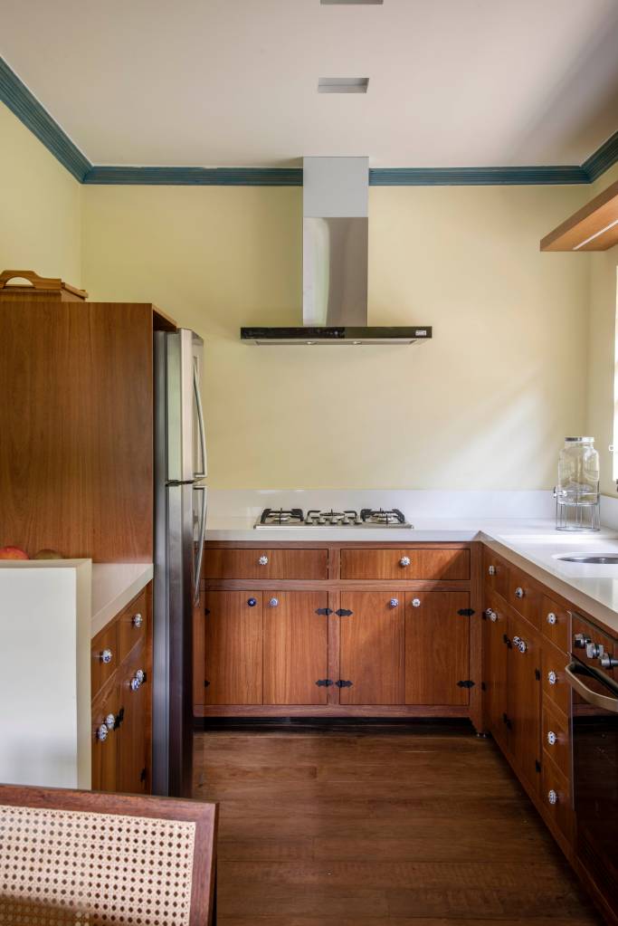 24-retrofit-em-duas-casas-de-familia-recupera-estilo-colonial-das-construcoes Cozinha com armários de madeira