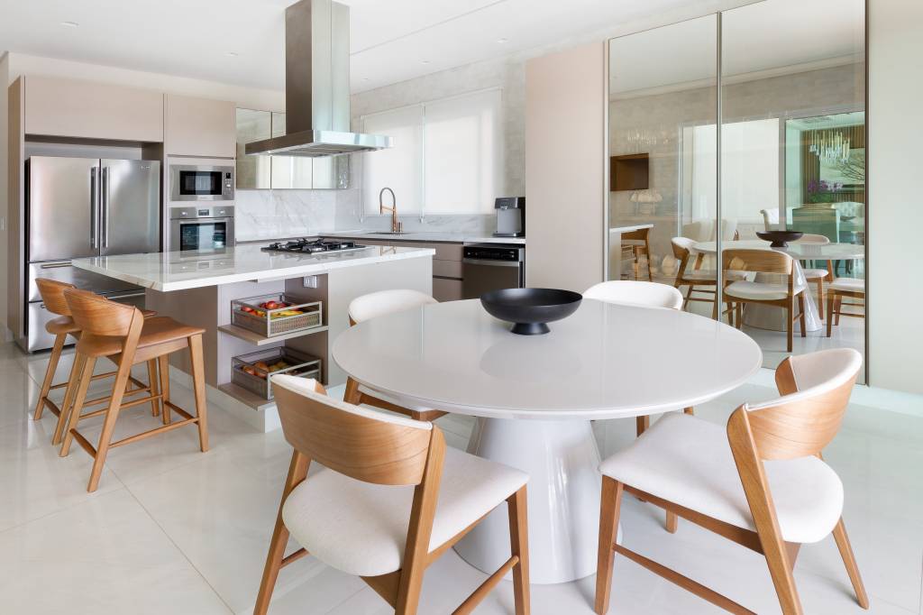 Casa-de-580-m²-destaca-a-paisagem-e-valoriza-a-natureza-projeto-Studio-Deux-Julia-Ribeiro-cozinha-neutra-espelhos Cozinha com ilha