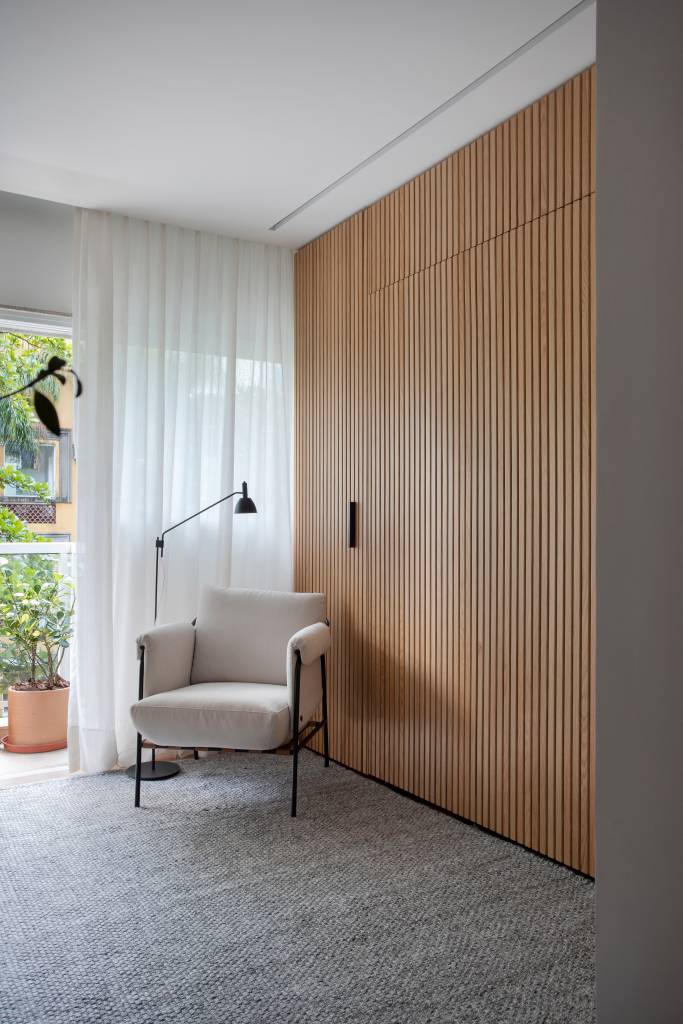 ape-160m-cama-retratil-escondida-painel-madeira-ripada-maia-romeiro-arquitetura-fotos-denilson-machado-22 Quarto; poltrona; cortina branca; painel de madeira ripada