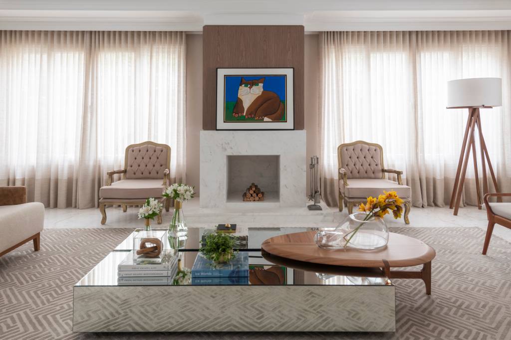 Casa área social moderna toques clássicos decoração Barbara Kahhale alphaville sala estar lareira sofa poltrona tapete quadro