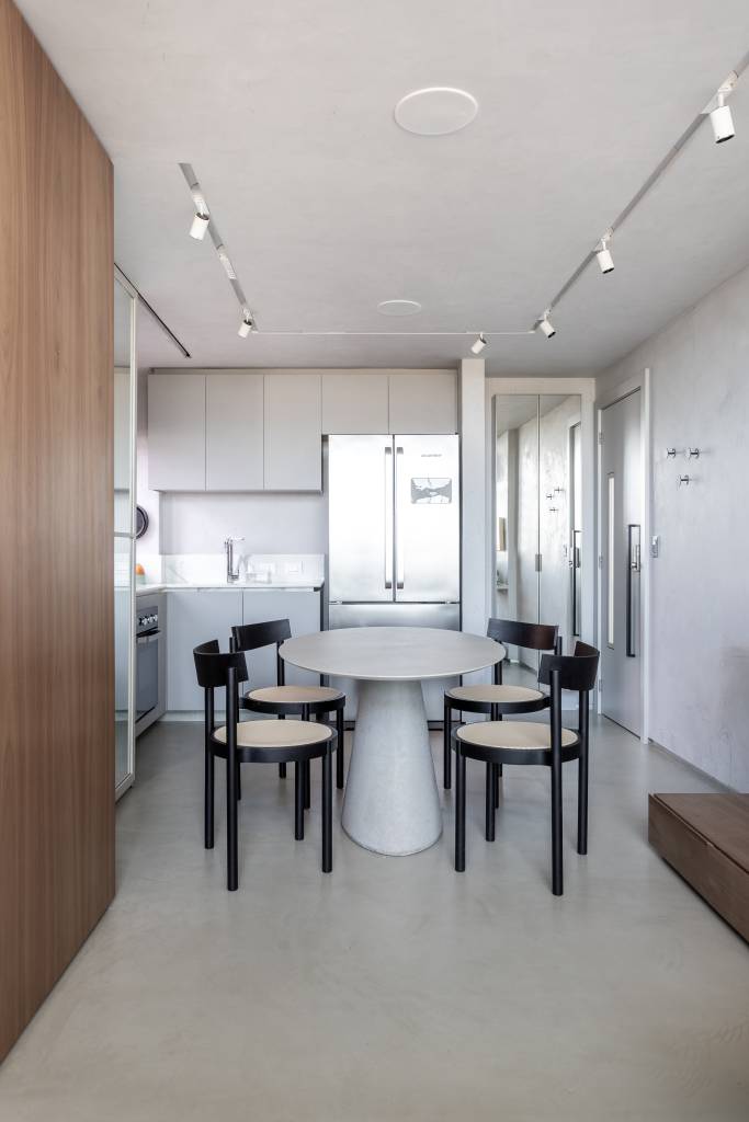 escada-helicoidal-paleta-de-cinzas-cobertura-duplex-55m-primo-arquitetura-fotos-gabriela-daltro-08-sala-jantar Sala de jantar; mesa branca; mesa pequena; mesa com tampo redondo; cozinha integrada