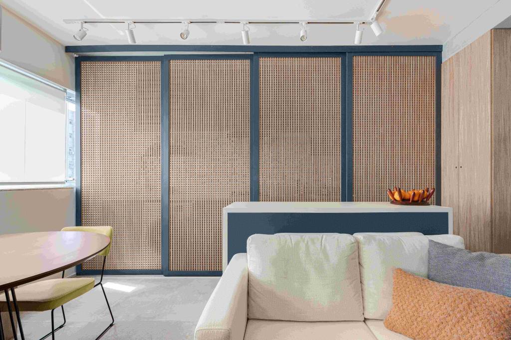 ape-35-m2-painel-muxarabi-isolar-cozinha-studio-moby-dick-credito-gisele-rampazzo-sala (7) Apê 35 m2 painel de muxarabi isolar cozinha Studio Moby Dick decoracao apartamento estar sofa mesa cadeira ilha