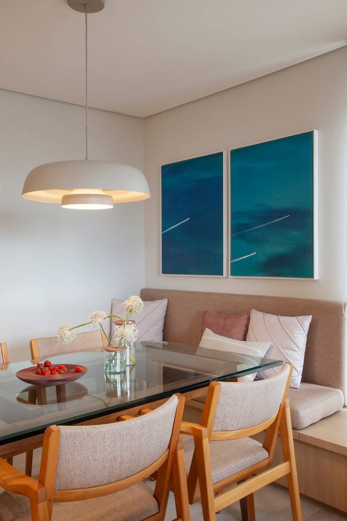descubra-versatilidade-futon-na-decoracao-canto alemao-studio-tan-gram-foto-luis-gomes Sala de jantar pequena com canto alemão e futon.