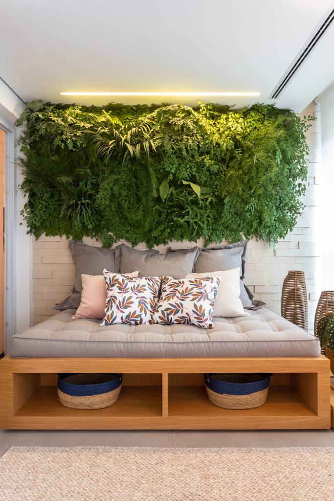 descubra-versatilidade-futon-na-decoracao-studio-tan-gram-foto-estudio-sao-paulo-03-varanda-jardim-vertical Varanda integrada com jardim vertical e futon cinza.