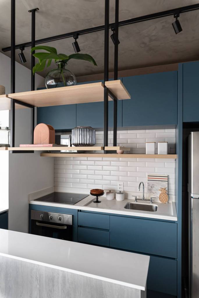 ape-compacto-44m-inspiracao-lofts-industriais-studio-wall-arquitetura-20 Cozinha com bancada em cimento queimado, marcenaria azul e backsplash de subway tiles