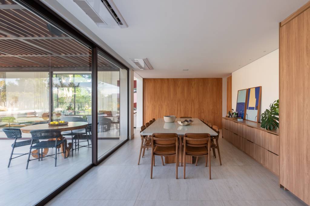 brises-fachada-jogo-sombras-casa-690-m2-sala(66) Brises fachada jogo sombras casa de 690 m2 C2H.a Arquitetura sala jantar mesa cadeira varanda madeira