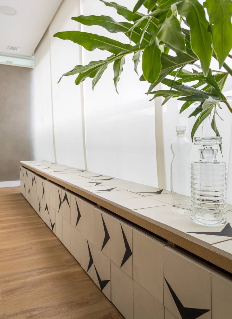 ape-45m-quarto-teto-verde-acesso-varanda-mao2-arquitetura-14-banco Banco de azulejos na varanda.