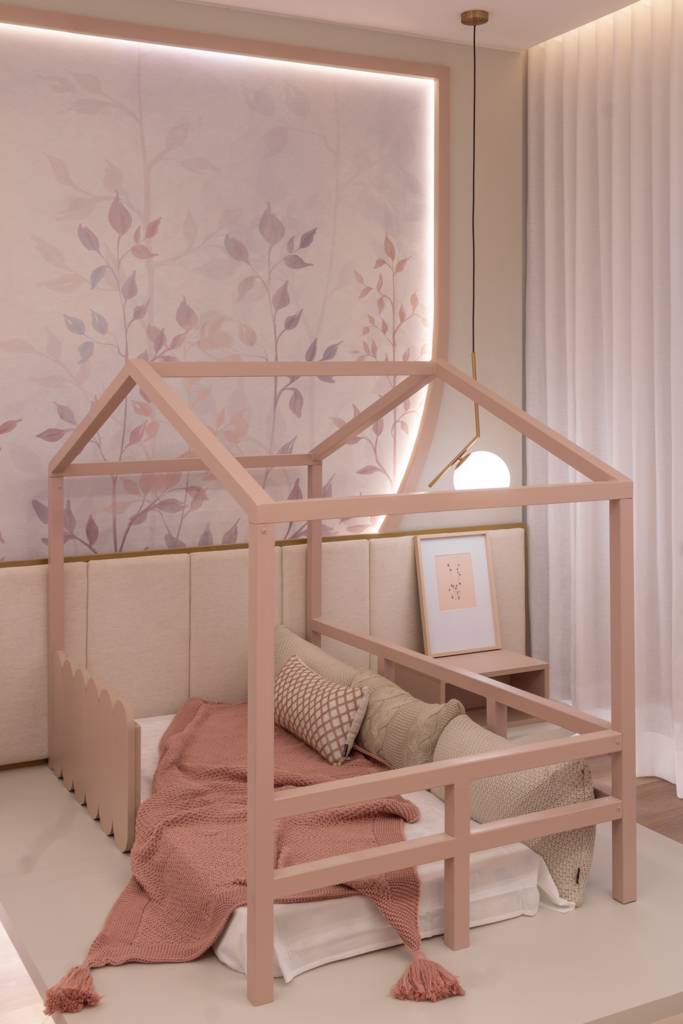casa-zagueiro-selecao-gleison-bremer-estilo-minimalista-daniel-santana-08-quarto-infantil Casa do zagueiro da seleção Gleison Bremer tem estilo minimalista elegante. Projeto de Daniel Santana. Na foto, quarto infantil com cama de casinha e poltrona balanço.