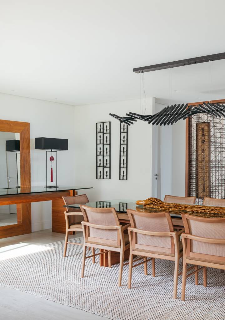 cobertura-sauna-paredes-vidro-e-area-gourmet-balancos-vivian-reimers-39-jantar Cobertura tem sauna com paredes de vidro e área gourmet com balanços. Projeto de Vivian Reimers. Na foto, sala de jantar, mesa com tampo de vidro.