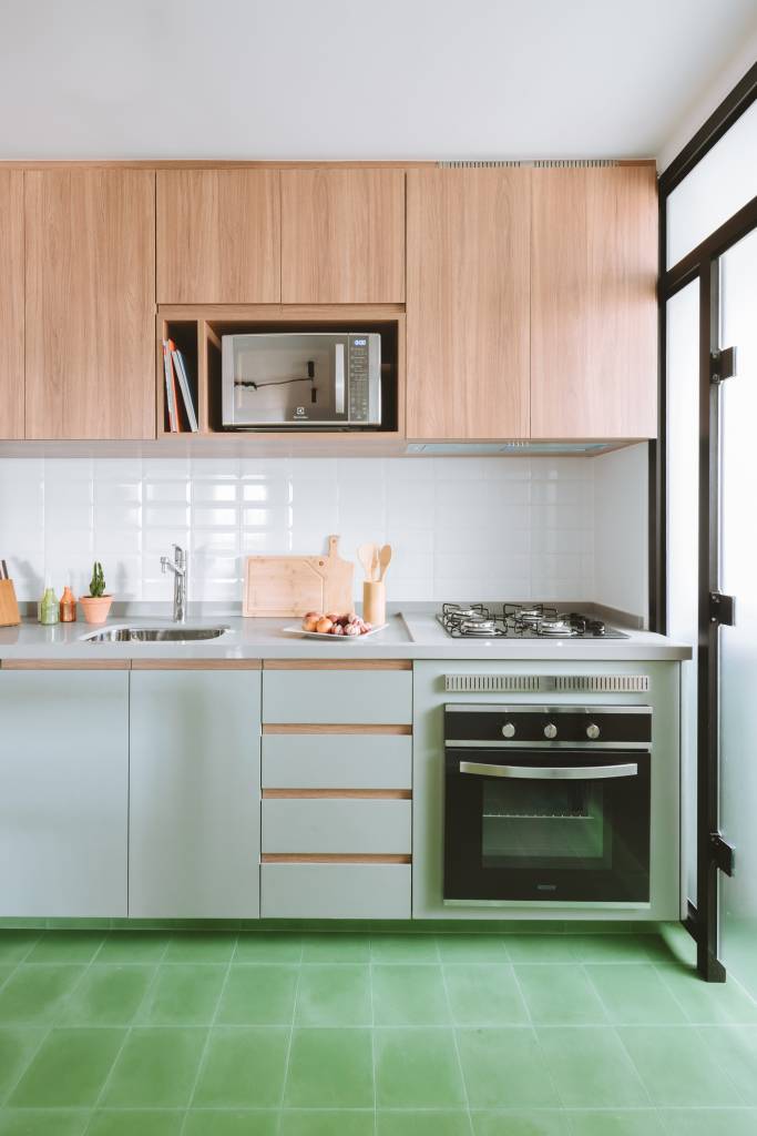 ape-industrial-75-m-cozinha-verde-menta-bancada-de-cimento-rawi-arquitetura-06-ladrilho Apê industrial de 75 m² tem cozinha verde menta com bancada de cimento. Projeto de Rawi Arquitetura + Design. Na foto, bancada de cozinha, backsplash de subway tiles.