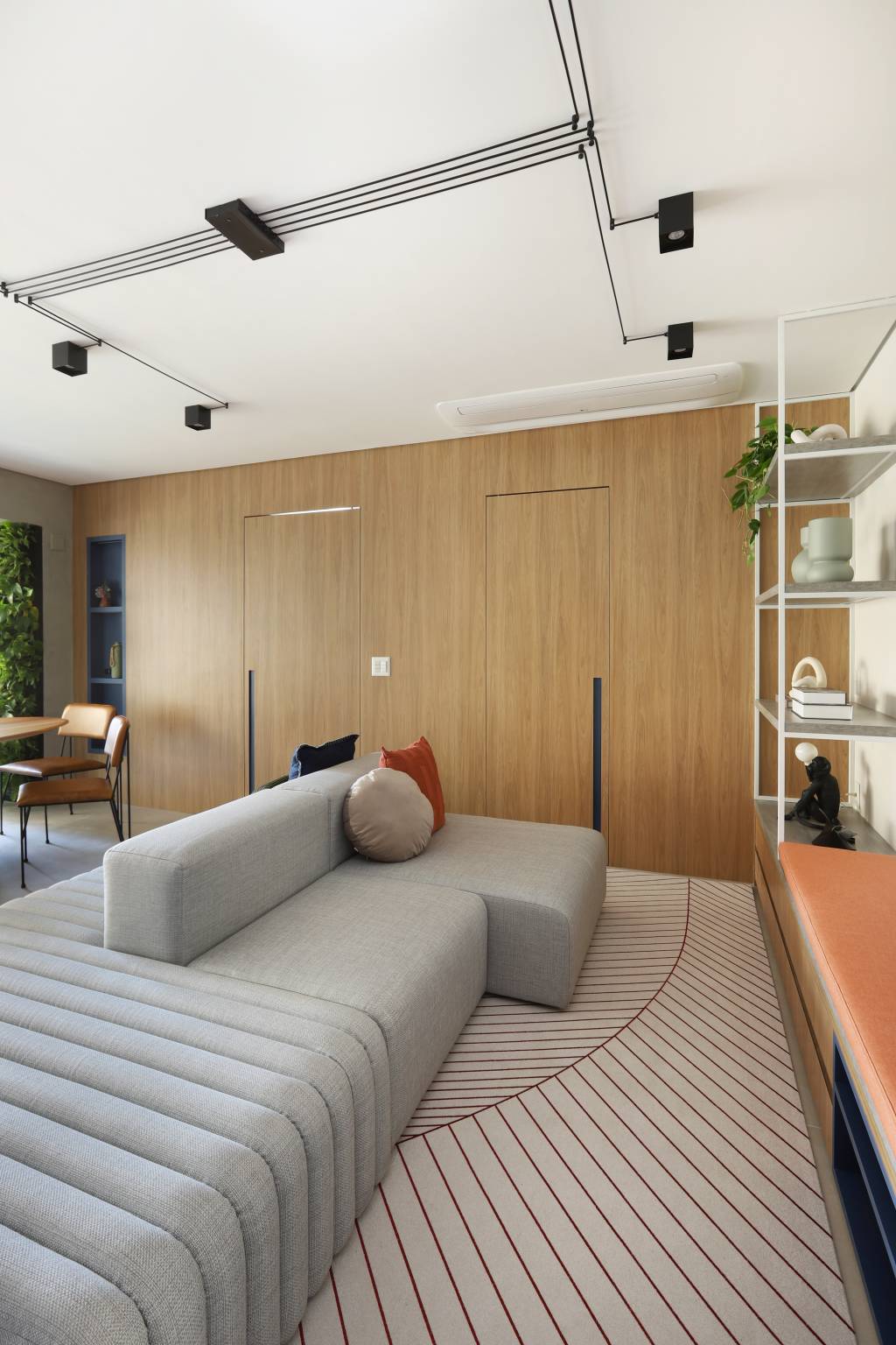 ape-de-68-m2-tem-espaco-para-chapelaria-e-painel-com-portas-mimetizadas-08-sofa Apê de 68 m² tem espaço para chapelaria e painel com portas mimetizadas. Projeto do Studio 92 Arquitetura. Na foto, sala de estar com painel com portas mimetizadas