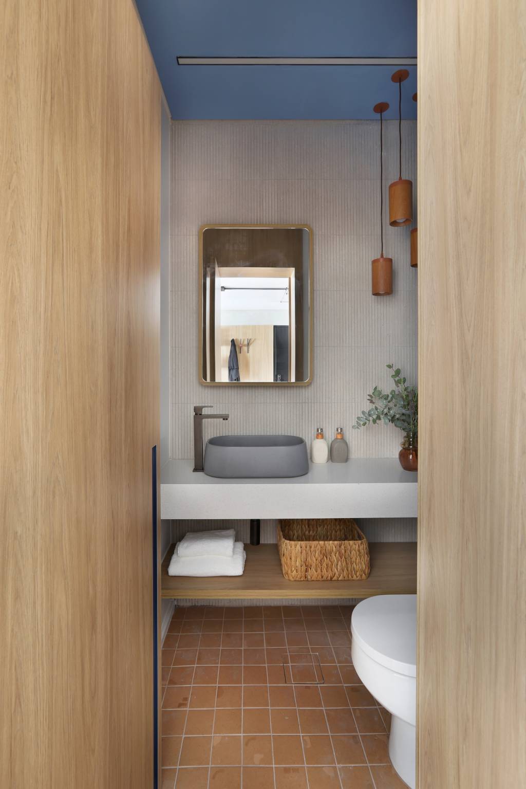 ape-de-68-m2-tem-espaco-para-chapelaria-e-painel-com-portas-mimetizadas-19-lavabo Apê de 68 m² tem espaço para chapelaria e painel com portas mimetizadas. Projeto do Studio 92 Arquitetura. Na foto, lavabo com detalhes em madeira