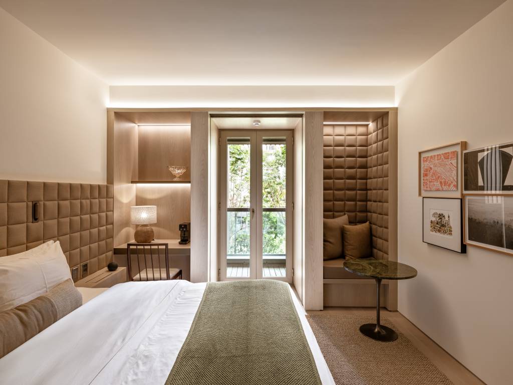 brises-revestem-hotel-de-luxo-em-sao-paulo-studio-arthur-casas-12 Brises revestem hotel de luxo em São Paulo. Projeto de Studio Arthur Casas. Na foto, quarto com escrivaninha e cantinho acolchoado