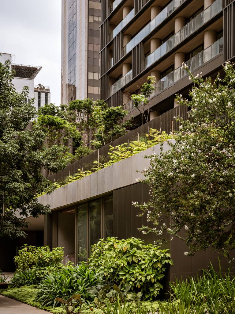 brises-revestem-hotel-de-luxo-em-sao-paulo-studio-arthur-casas-14 Brises revestem hotel de luxo em São Paulo. Projeto de Studio Arthur Casas. Na foto, exterior do Pulso Hotel