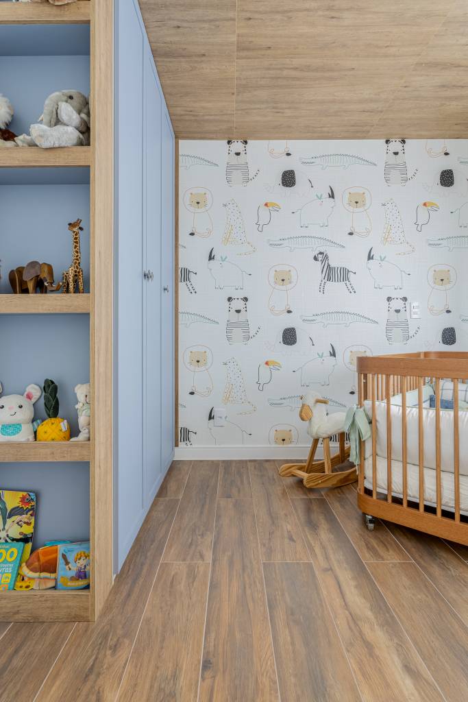 cinza-branco-madeira-azul-sensacao-fluidez-ape-palladino-arquitetura-25-quarto-infantil Cinza, branco, madeira e azul dão sensação de fluidez e tranquilidade neste apê. Projeto de Palladino Arquitetura. Na foto, quarto de bebê, papel de parede, berço.