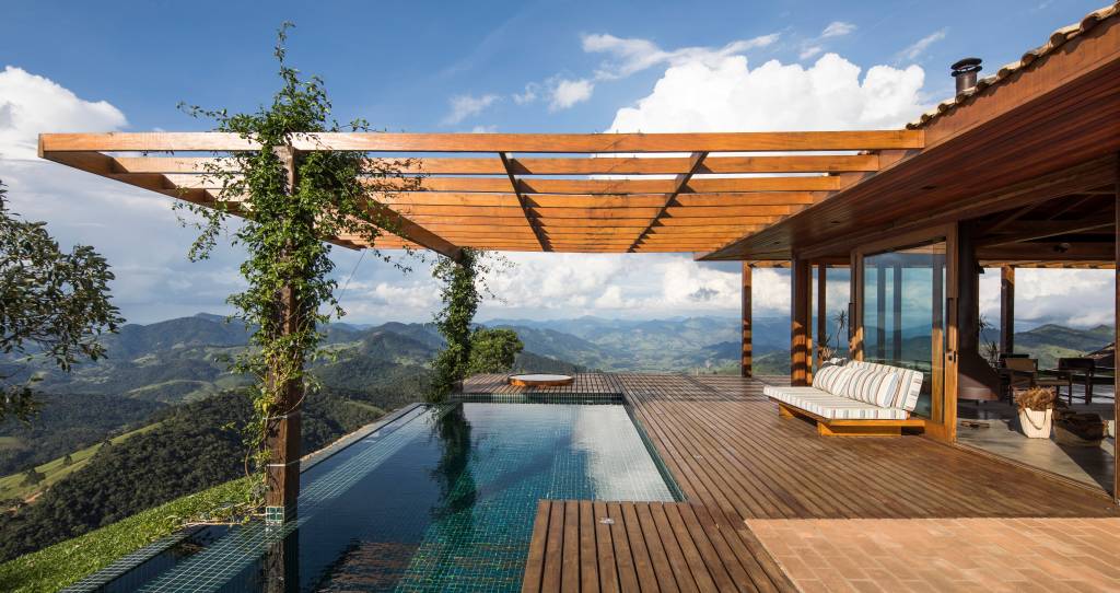 linda-casa-montanha-lareira-cozinha-rustica-fogao-a-lenha-sabella-arquitetura-03 Linda casa na montanha tem lareira e cozinha rústica com fogão à lenha. Projeto de Sabella Arquitetura. Na foto, piscina, deck.