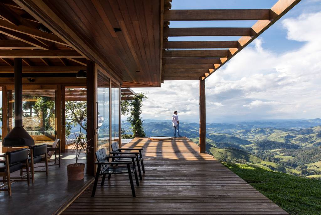 linda-casa-montanha-lareira-cozinha-rustica-fogao-a-lenha-sabella-arquitetura-08 Linda casa na montanha tem lareira e cozinha rústica com fogão à lenha. Projeto de Sabella Arquitetura. Na foto, varanda, deck, vista.