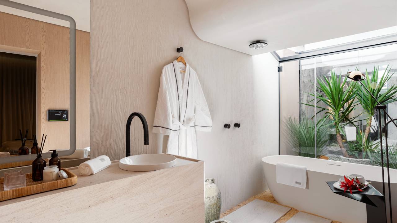 SPA em Casa: banheiro conecta arquitetura e natureza. Projeto de Bruno Dutkievicz e Raphael Meza. Na foto, banheiro com pia em madeira e banheira