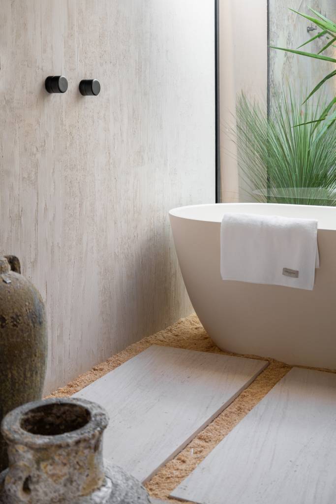spa-em-casa-banheiro-conecta-arquitetura-e-natureza-bruno-dutkievicz-raphael-meza-07-banheira SPA em Casa: banheiro conecta arquitetura e natureza. Projeto de Bruno Dutkievicz e Raphael Meza. Na foto, banheiro com banheira e espaço de ducha