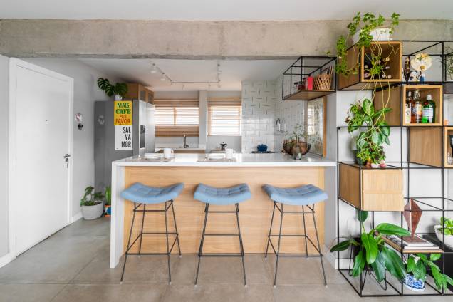 Para áreas integradas, o arquiteto indica a escolha de um só piso para criar a sensação de continuidade. Neste projeto, Bruno optou pelo piso em porcelanato cinza, opção bem fácil de limpar, especialmente em áreas molhadas | Projeto BMA Studio. Para áreas integradas, o arquiteto indica a escolha de um só piso para criar a sensação de continuidade. Neste projeto, Bruno optou pelo piso em porcelanato cinza, opção bem fácil de limpar, especialmente em áreas molhadas | Projeto BMA Studio.