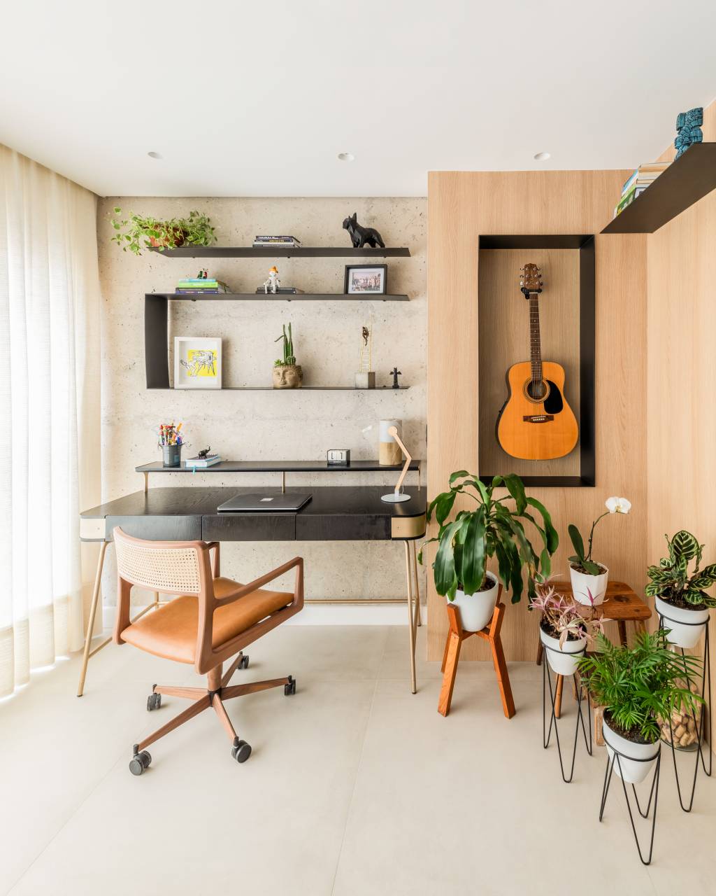 tomadas-na-casa-como-distribuir-os-pontos-eletricos-bma-studio-06-home-office-plantas Tomadas na casa: como distribuir os pontos elétricos pelos cômodos. Projeto de BMA Studio. Na foto, home office, bancada preta, violão, plantas.