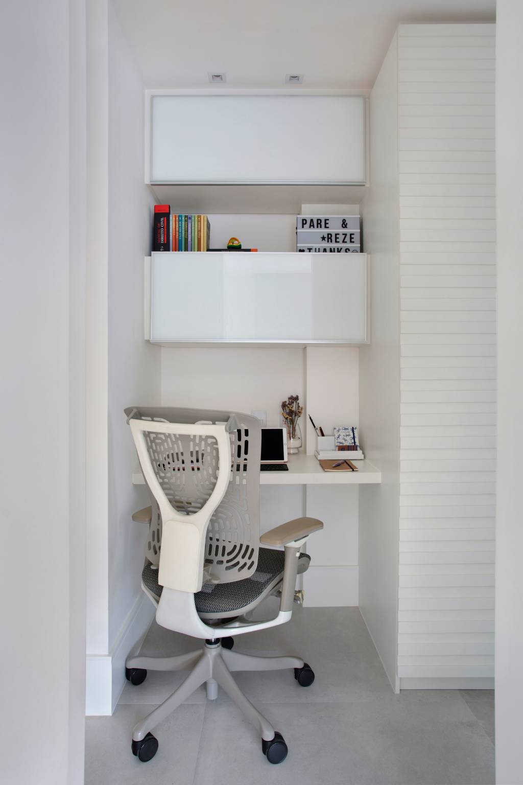 estante-fundo-vidro-criada-com-integracao-sala-e-cozinha-ape-68-m-designer-interiores-claudia-infante-01-home-office-pequeno Estante com fundo de vidro é criada com integração entre sala e cozinha de apê de 68 m². Projeto da designer de interiores Claudia Infante. Na foto, home office pequeno.