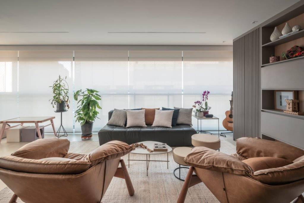 brises-de-madeira-delimitam-sala-de-tv-e-jantar-living-blaia-e-moura-02 Brises de madeira delimitam sala de TV e jantar neste living sofisticado. Projeto de Blaia e Moura Arquitetos. Na foto, varanda integrada, poltronas.