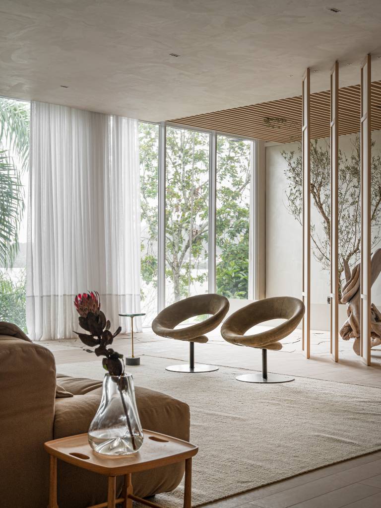 loft-reflete-sobre-tempo-com-arvores-pedras-texturas-naturais-mariana-casacor-sc-maisonnave-lio-simas-03 Loft reflete sobre o tempo com a presença de árvores, pedras e texturas naturais. Projeto de Mariana Maisonnave para a CASACOR SC 2024.