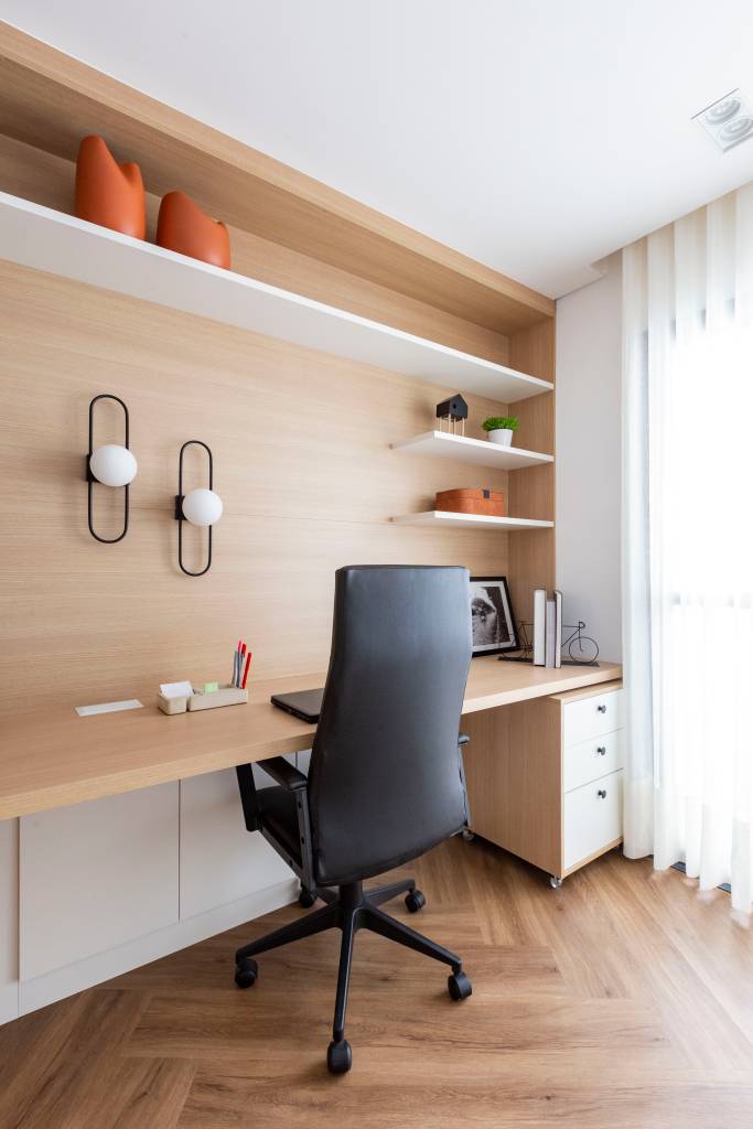 azul-e-protagonista-em-ape-com-varanda-integrada-e-area-gourmet-mari-milani-21-home-office Azul é protagonista em apê com varanda integrada e área gourmet. Projeto de Mari Milani, home office.