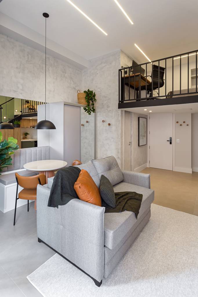 Neste apartamento de 31 m², quarto e home office ficam em mezanino. Projeto de RMV Interiores.