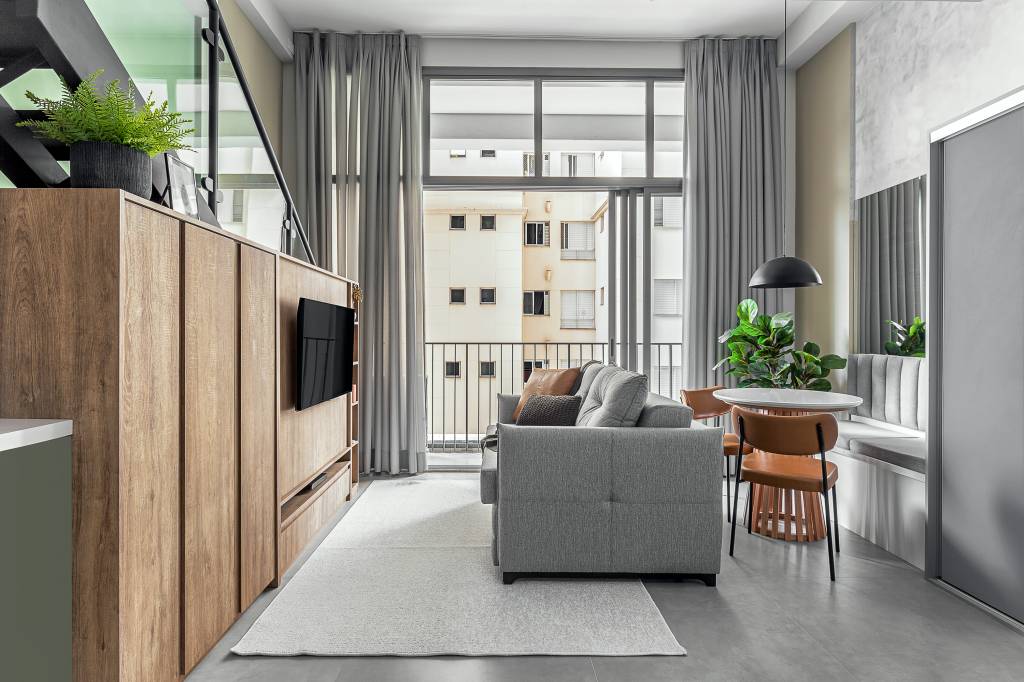 Neste apartamento de 31 m², quarto e home office ficam em mezanino. Projeto de RMV Interiores.