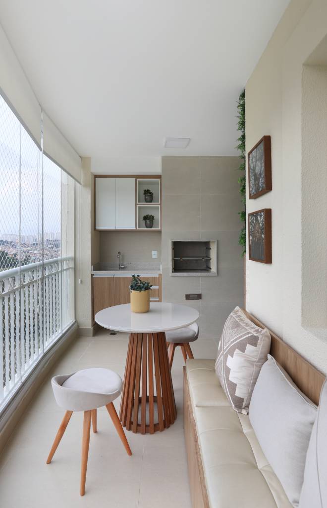 Armarios-em-laca-azul-se-destacam-na-cozinha-deste-apartamento-RMV-Interiores13 Armários em laca azul se destacam na cozinha deste apartamento. Projeto de RMV Interiores. Na foto, varanda com espaço para receber.