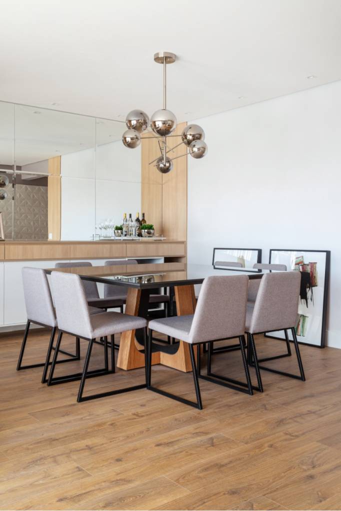 apartamento-de-173-m-tem-lareira-ecologica-em-marmore-branco-carrarinha-rmv-interiores-19-jantar-espelho Apartamento de 173 m² tem lareira ecológica em mármore branco carrarinha. Projeto de RMV Interiores.