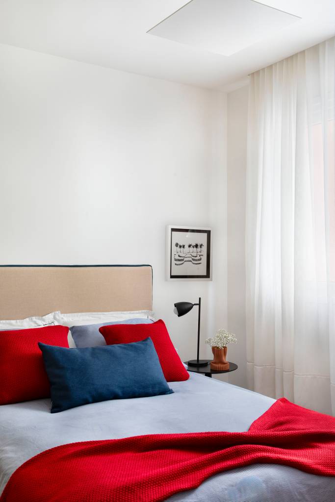 Apartamento ganha banheiro canadense e armários azuis com ar retrô na cozinha. Projeto de Bezamat Arquitetura.