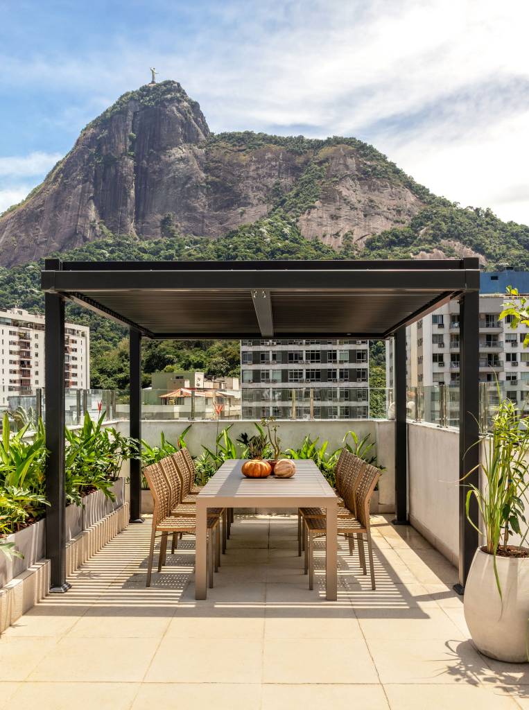 cobertura-tem-espaco-para-refeicoes-ao-ar-livre-com-pergolado-metalico-rafael-ramos-01 Cobertura tem espaço para refeições ao ar livre com pergolado metálico. Projeto de Rafael Ramos Arquitetura.