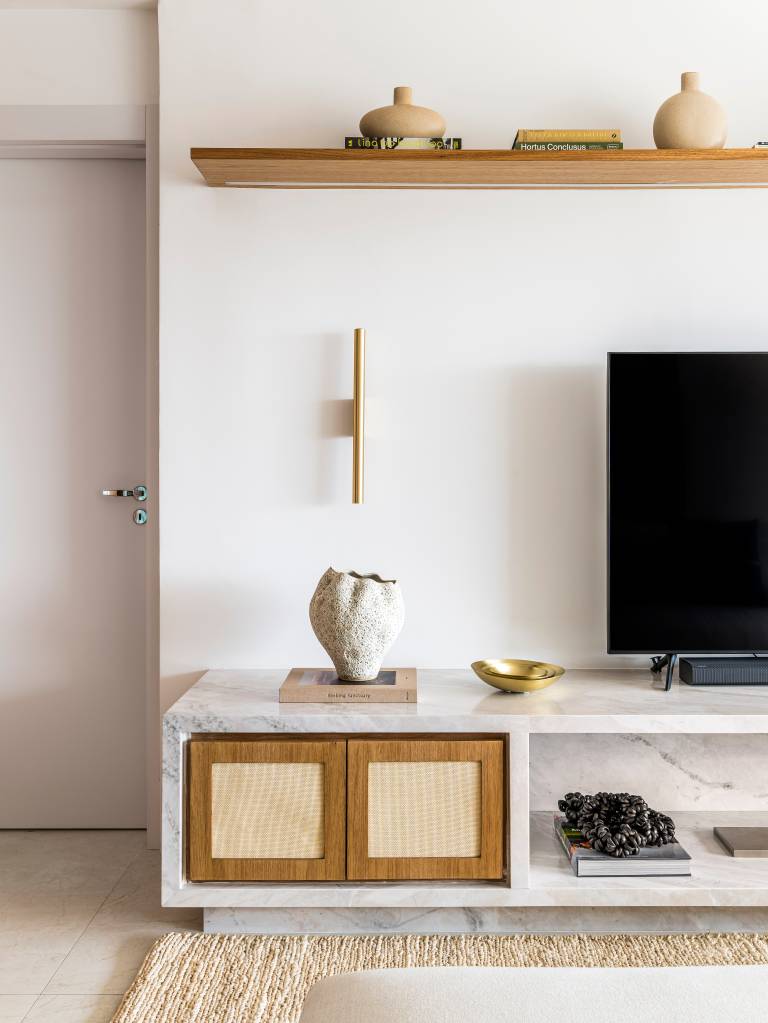 marmore-e-paredes-com-madeira-freijo-trazem-elegancia-para-este-ape-vivi-cirello-02-sala-lareira Detalhes em mármore e paredes com madeira freijó trazem elegância para este apê. Projeto de Vivi Cirello.