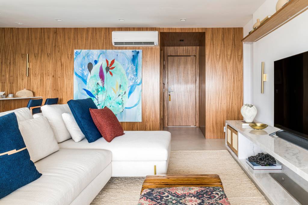 marmore-e-paredes-com-madeira-freijo-trazem-elegancia-para-este-ape-vivi-cirello-08-sala Detalhes em mármore e paredes com madeira freijó trazem elegância para este apê. Projeto de Vivi Cirello.