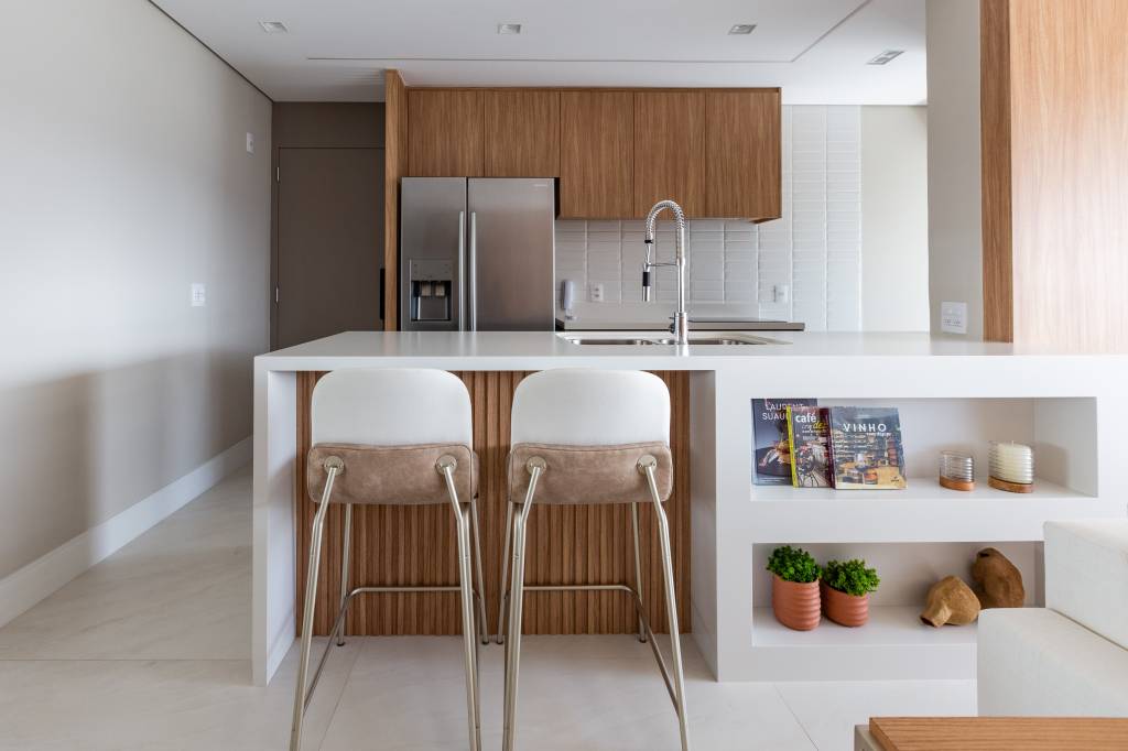 paineis-mimetizados-dao-ar-clean-a-este-apartamento-de-104-m-daniela-funari-08-cozinha Painéis mimetizados dão ar clean a este apartamento de 104 m². Projeto de Daniela Funari.