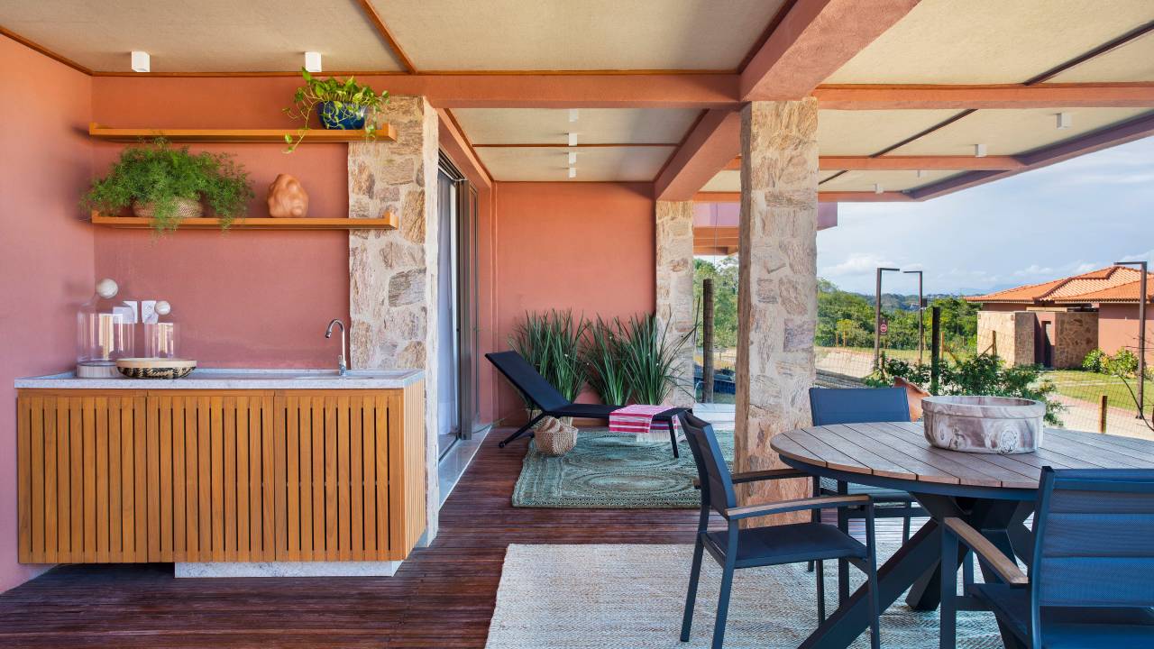 Terracota, verde, azul traduzem a paisagem de Búzios nesta casa de praia. Projeto de Studio Duas Arquitetura.