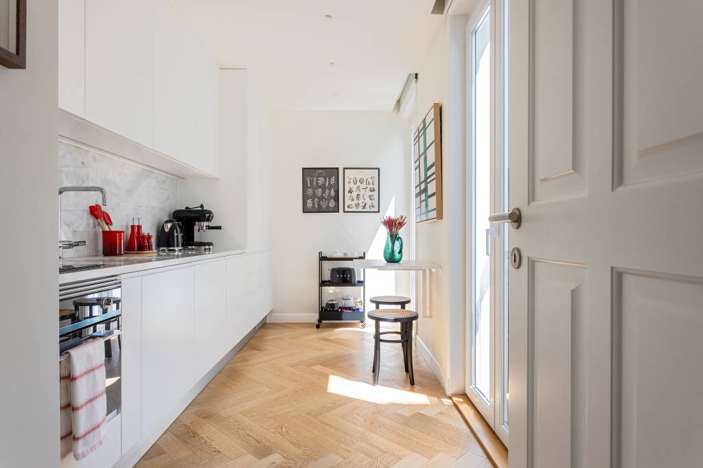 boiseries-e-piso-de-madeira-com-paginacao-espinha-de-peixe-dao-elegancia-classica-a-ape-cw-arquitetura-01-cozinha Boiseries e piso de madeira com paginação espinha de peixe dão elegância clássica a apê. Projeto de CW Arquitetura.