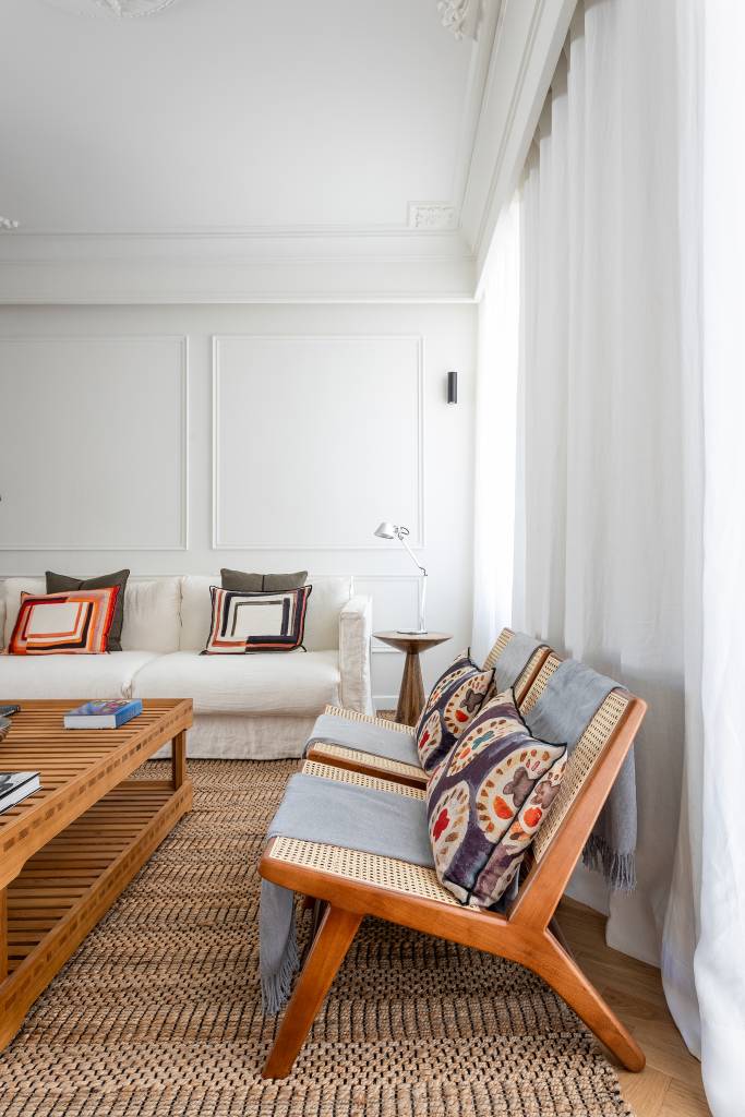 boiseries-e-piso-de-madeira-com-paginacao-espinha-de-peixe-dao-elegancia-classica-a-ape-cw-arquitetura-09 Boiseries e piso de madeira com paginação espinha de peixe dão elegância clássica a apê. Projeto de CW Arquitetura.