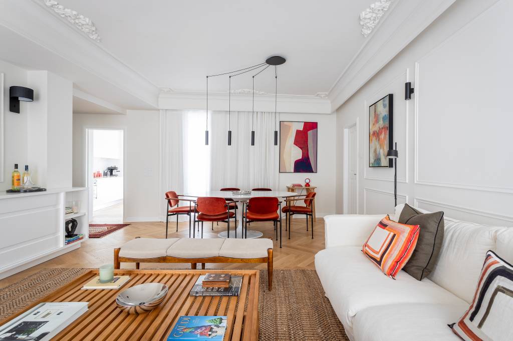 boiseries-e-piso-de-madeira-com-paginacao-espinha-de-peixe-dao-elegancia-classica-a-ape-cw-arquitetura-15 Boiseries e piso de madeira com paginação espinha de peixe dão elegância clássica a apê. Projeto de CW Arquitetura.