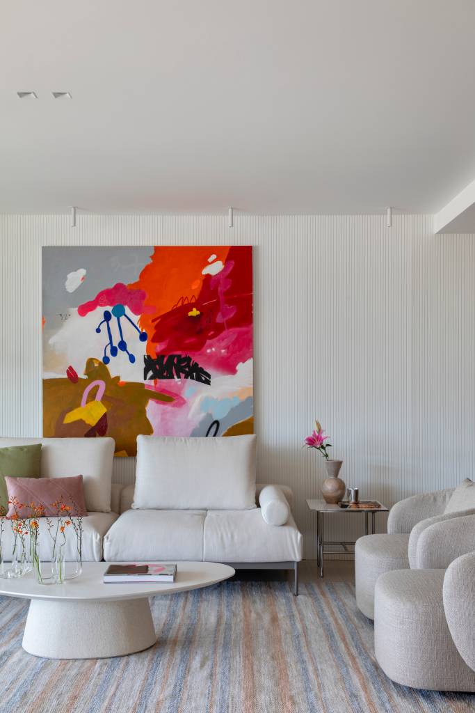 apartamento-tem-adega-para-200-garrafas-com-revestimento-em-folha-de-carvalho-beta-arquitetura-01-sala-branca-quadro Apartamento tem adega para 200 garrafas com revestimento em folha de carvalho. Projeto de Beta Arquitetura.