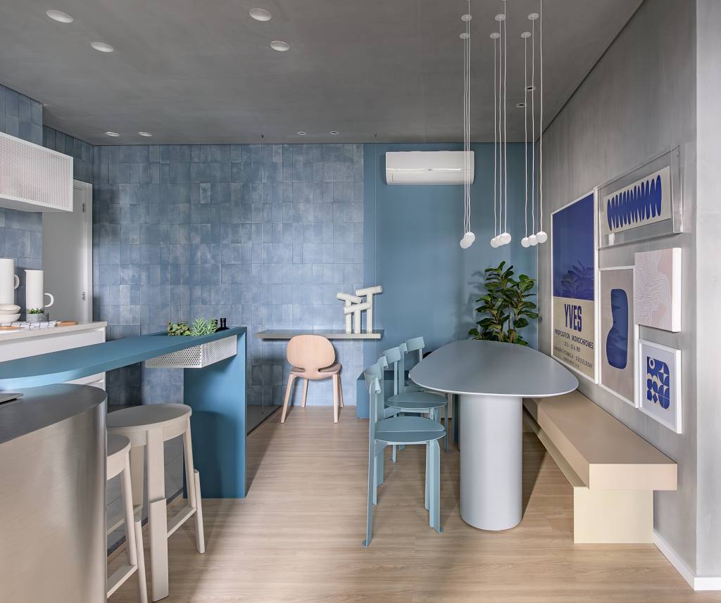 tudo-azul-tom-aparece-em-paredes-azulejos-e-arte-neste-ape-de-74-m-bohrer-arquitetos-06 Tudo azul! Tom aparece em paredes, azulejos e arte neste apê de 74 m². Projeto de Bohrer Arquitetos.